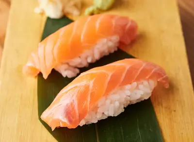 Salmon Nigiri Sushi (2 pcs)