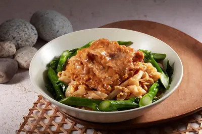 Fried Flat Rice Noodles with Beef in Satay Sauce